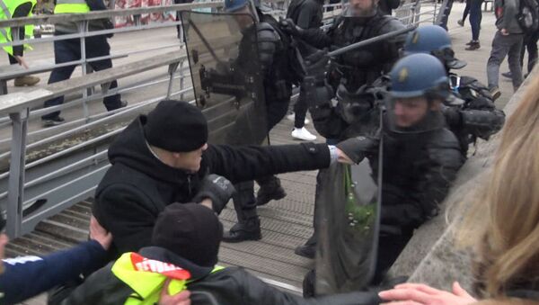 პოლიციასთან შეტაკება პარიზში - საფრანგეთში ყვითელი ჟილეტების აქციები გრძელდება - Sputnik საქართველო