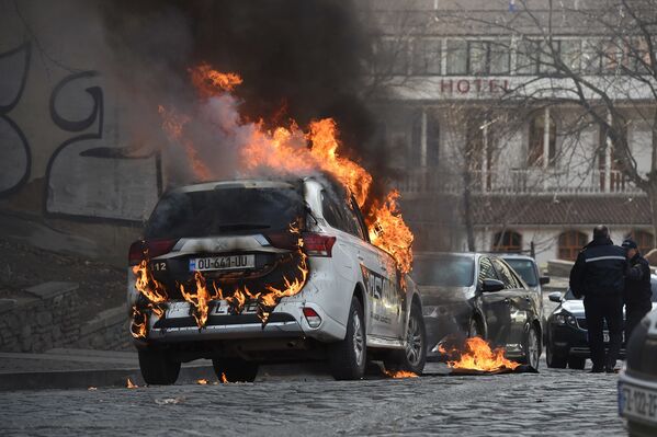 Сгоревшей машиной оказался гибридный кроссовер Mitsubishi Outlander - Sputnik Грузия