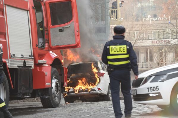 Причиной возгорания называются проблемы в электропроводке автомобиля - Sputnik Грузия