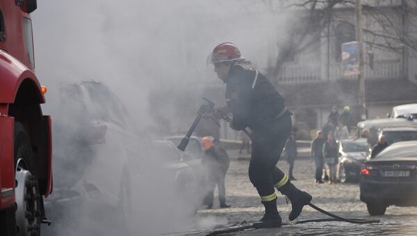 Полицейская машина сгорела на Винном подъеме во время рождественского шествия - Sputnik Грузия