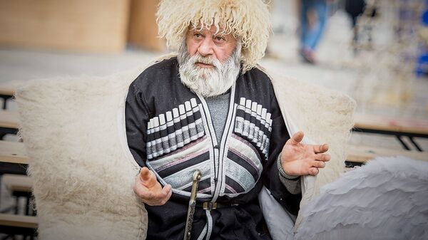 Пожилой житель Грузии на Рождественском шествим Алило - Sputnik Грузия