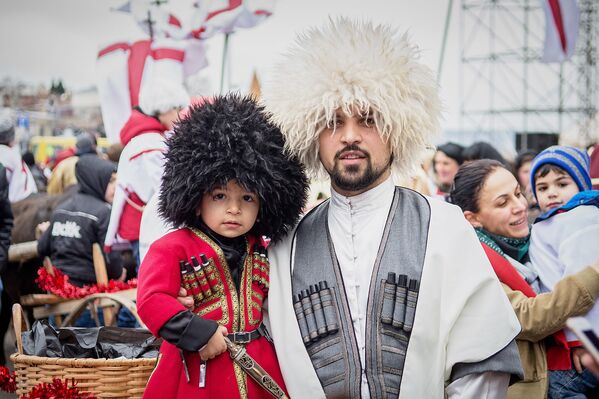 Многие участники шествия Алило, в том числе дети, одеты в грузинскую национальную одежду - Sputnik Грузия