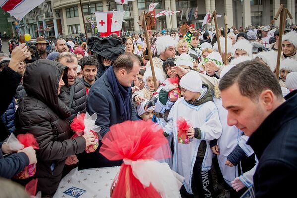 Если для туристов и гостей столицы шествие Алило - интересное и зрелищное событие, то для многих жителей Тбилиси это большой праздник и возможность принять участие в благотворительности, передав подарки участникам процессии - Sputnik Грузия