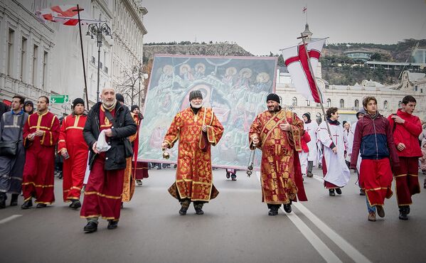 Священнослужители, принимающие участие в шествии Алило, несут икону Рождения Христа. Они проносят ее по всему пути следования процессии, через весь центр Тбилиси, до храма Пресвятой Троицы - Самеба - Sputnik Грузия