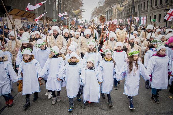 Маленькие дети, одетые в белоснежные одежды, являются одними из главных участников шествия Алило - их называют несущими благую весть, так как идя в первых рядах, они поют о рождении Христа - Sputnik Грузия