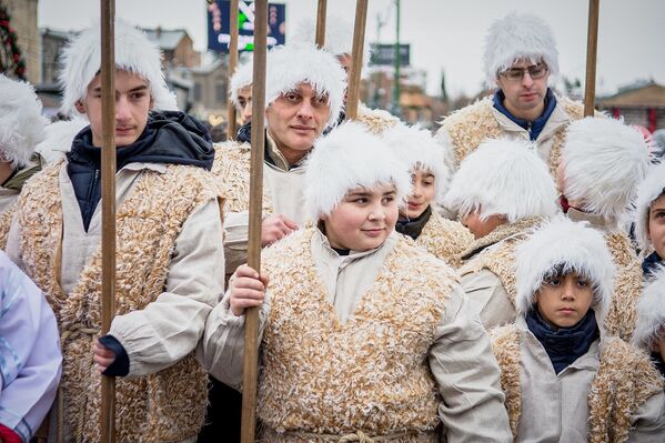 Одними из главных участников шествия также являются люди, одетые в костюмы пастухов и ангелов - Sputnik Грузия