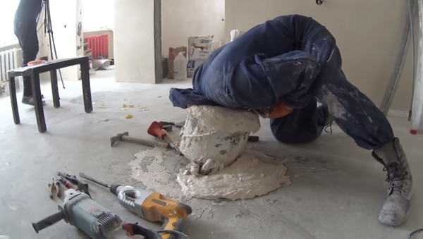 Чудной строитель замуровал свою голову в алебастре и с трудом освободился – видео - Sputnik Грузия