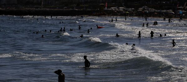 Люди купаются на пляже Ситжес, Испания - Sputnik Грузия