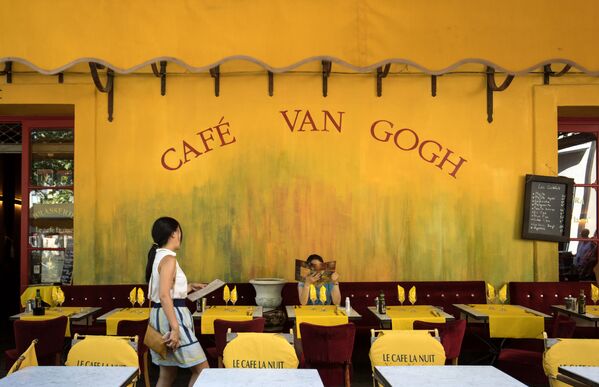 Четвертое место занял город Арль во Франции), где Винсент Ван Гог написал более 200 картин. На фото - кафе Van Gogh в Арле - Sputnik Грузия