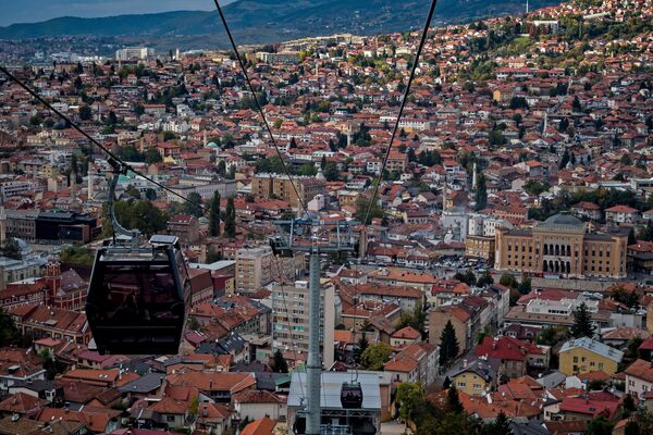 Пятое место в рейтинге занял город Сараево в Боснии, с его соборами, синагогами, мечетями и самобытной кухней.  На фото - фуникулер над городом Сараево - Sputnik Грузия