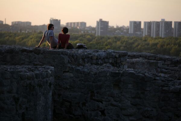 Столица Сербии заняла в рейтинге восьмое место. На фото - молодые люди в крепости Калемегдан в старой части Белграда - Sputnik Грузия