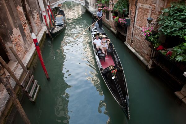 Не обошли эксперты-путешественники своим вниманием и один из самых известных в мире городов Италии - Венецию с его каналами. На фото - один из каналов в Венеции - Sputnik Грузия