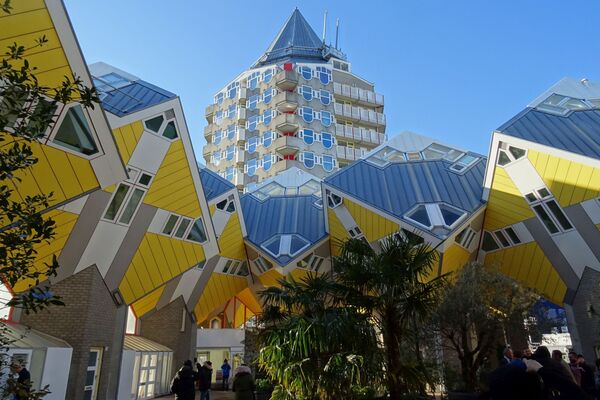 На втором месте - голландский Роттердам с его иллюминацией и Кубическими домами Пита Блома и стрит-артом. На фото - один из комплексов домов-кубов в Роттердаме - Sputnik Грузия