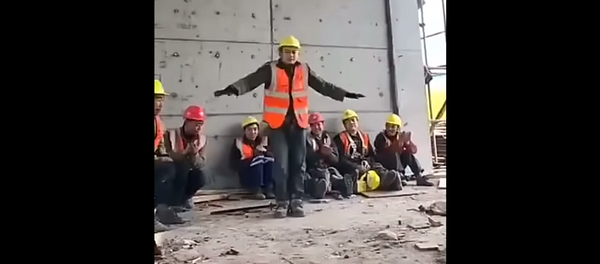 Строитель из Китая повторил танец Майкла Джексона и прославился – видео - Sputnik Грузия