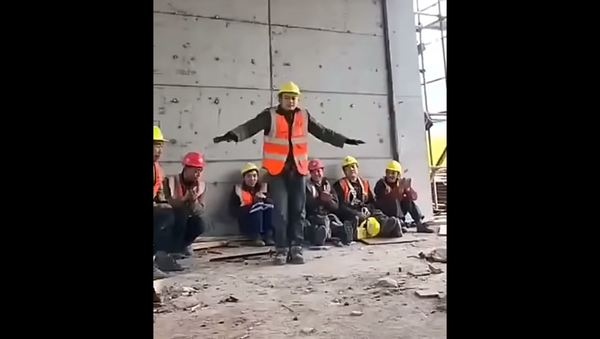 Строитель из Китая повторил танец Майкла Джексона и прославился – видео - Sputnik Грузия