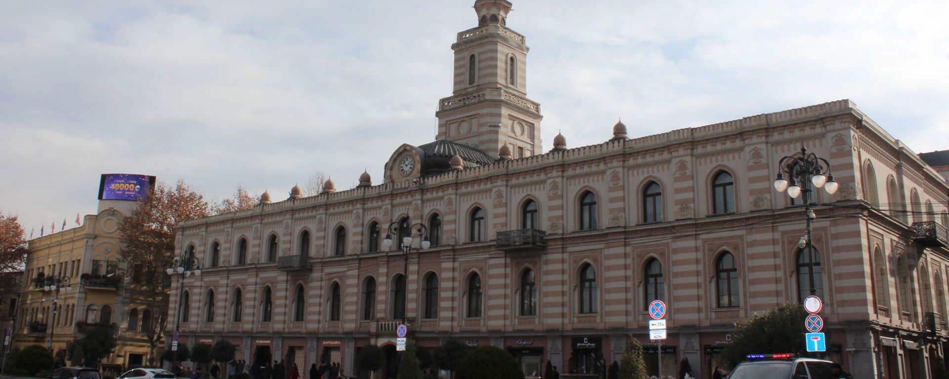 Здание, где в настоящее время находится тбилисское Сакребуло - городской совет, на площади Свободы - Sputnik Грузия, 1920, 02.12.2021