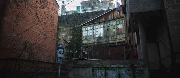 ძველი თბილისის უბადრუკი აივნები ივანიშვილის სასახლის ფონზე ძველი თბილისის უბადრუკი აივნები ივანიშვილის სასახლის ფონზე - Sputnik საქართველო