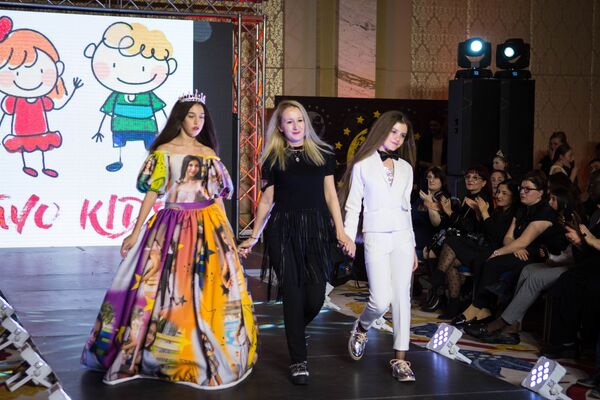 Детскую линию одежды представил и румынский бренд Two kids - Sputnik Грузия