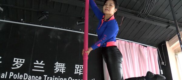 Старость в радость: китаянка танцует на шесте в 73 года Старость в радость: китаянка танцует на шесте в 73 года - Sputnik Грузия