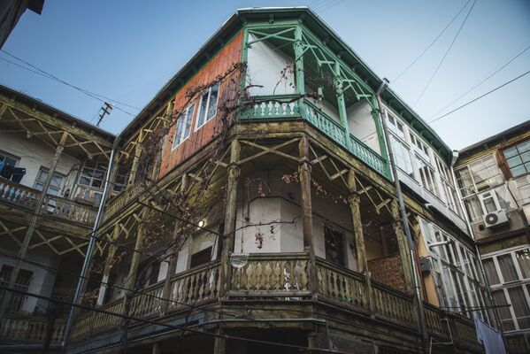 Тбилисские балкончики это особая тема для тех, кто любит гулять по старым улочкам Тбилиси - Sputnik Грузия