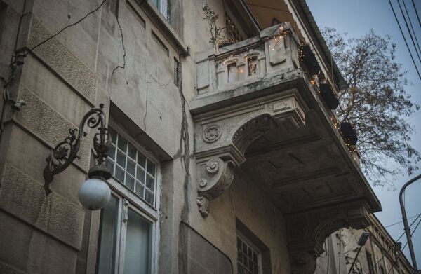Если ходить по улицам старого Тбилиси, можно рассматривать эти балкончики до бесконечности. У всех свой стиль, и каждый из них неповторим - Sputnik Грузия