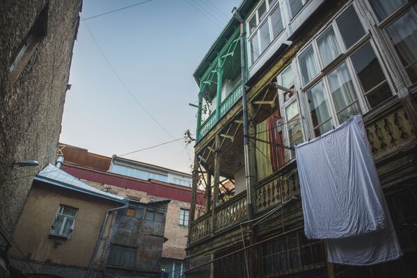 В так называемых итальянских дворах, которых немало в Тбилиси, белье просто сушится на веревках. Кое-кого из туристов это удивляет. Но для тбилисцев - обычное дело. Даже в новостройках можно заметить белье и одежду на веревках на балконе - Sputnik Грузия