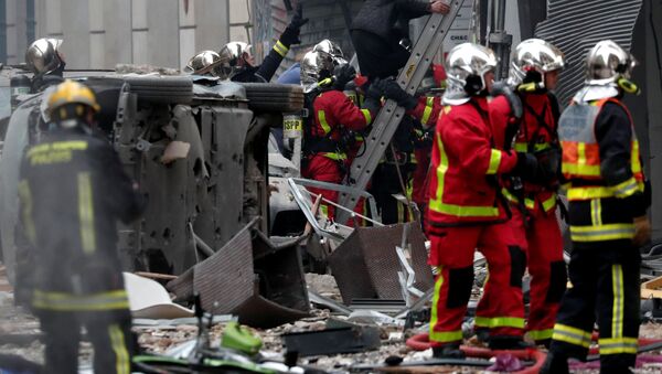 Пожарные и спасатели на месте взрыва в Париже - Sputnik Грузия