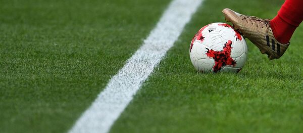 Футболист с мячом, архивное фото - Sputnik Грузия