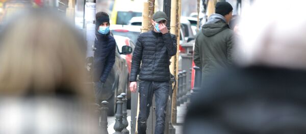 Вирус не пройдет - жители столицы Грузии одели маски, предохраняясь от заболевания. В городе бушует грипп - Sputnik Грузия