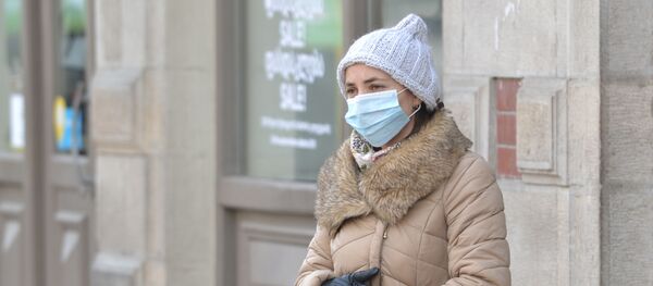 Вирус не пройдет - жители столицы Грузии одели маски, предохраняясь от заболевания. В городе бушует грипп - Sputnik Грузия
