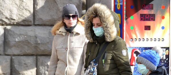 Вирус не пройдет - жители столицы Грузии одели маски, предохраняясь от заболевания. В городе бушует грипп - Sputnik Грузия