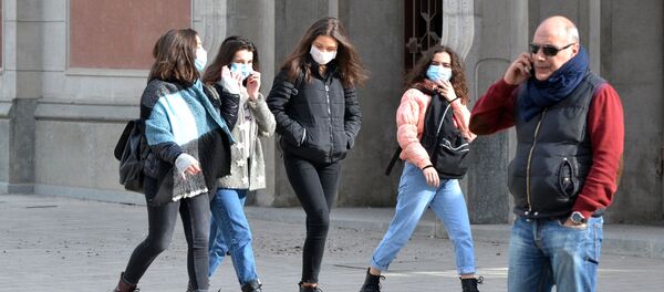 Вирус не пройдет - жители столицы Грузии одели маски, предохраняясь от заболевания. В городе бушует грипп - Sputnik Грузия