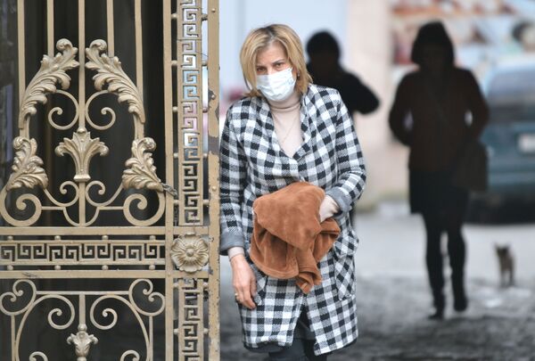 Так жители Тбилиси, да и других городов Грузии, пытаются защитить себя от заболевания гриппом - Sputnik Грузия