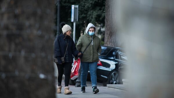 Вирус не пройдет - жители столицы Грузии одели маски, предохраняясь от заболевания. В городе бушует грипп - Sputnik Грузия