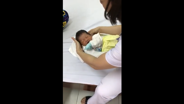 Как мгновенно успокоить плачущего младенца – полезное видео для молодых мам - Sputnik Грузия