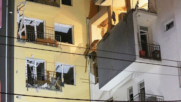 Взрыв газа в жилом доме в районе Диди Дигоми. Последствия взрыва - выбитые стекла в здании на всех этажах - Sputnik Грузия