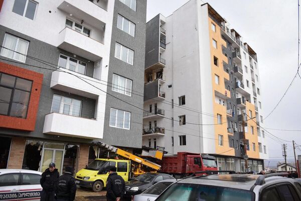 Мощный взрыв прогремел на шестом этаже девятиэтажной новостройки на пересечении улиц Автандила и Вепхисткаосани в среду вечером
 - Sputnik Грузия