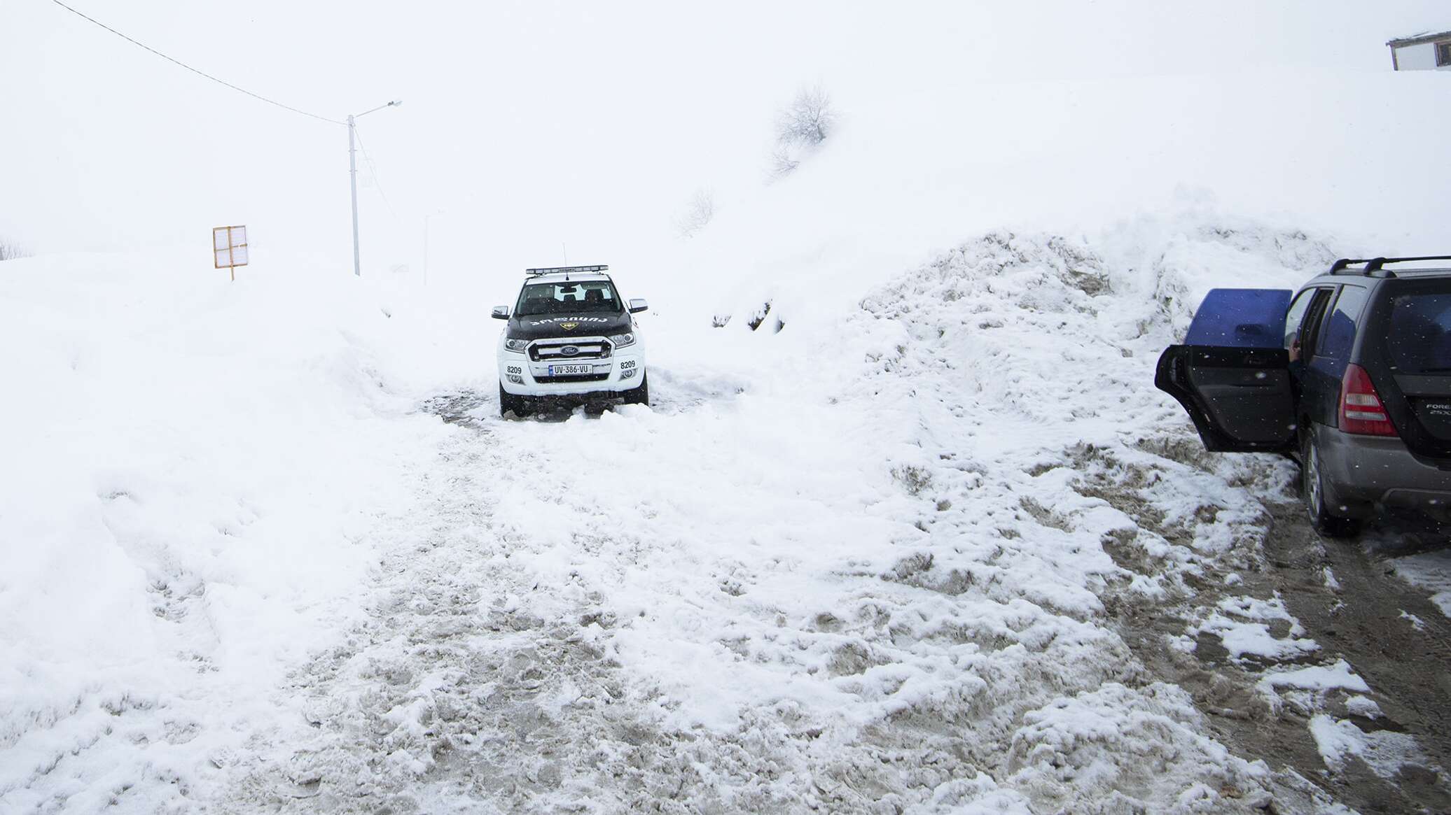 Дорога ларс закрыта. Гудаури дорога Грузинская верхний Ларс. Верхний Ларс снегопад. Дорога верхний Ларс Тбилиси. Верхний Ларс сейчас дорога.