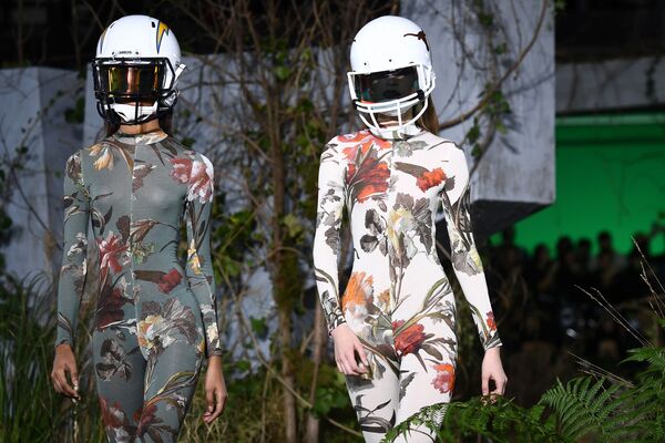 Модели представляют коллекцию бренда Off-White на Неделе моды в Париже - Sputnik Грузия