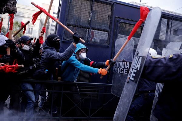 Столкновения протестующих с полицией во время демонстрации учителей греческой школы возле здания парламента против планов правительства изменить процедуры найма в государственном секторе в Афинах - Sputnik Грузия