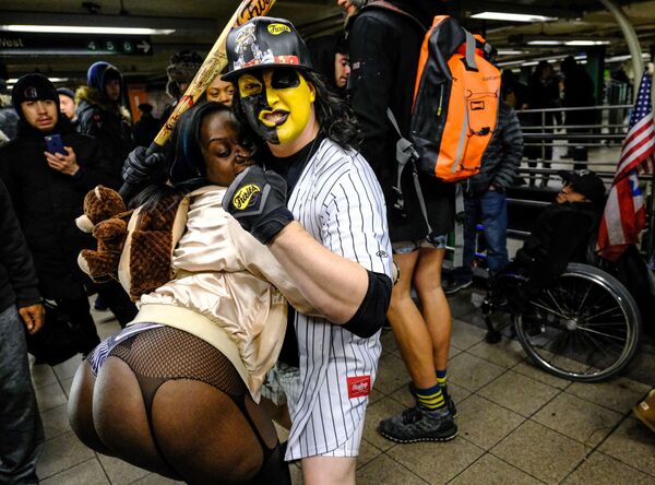 Флешмоб В метро без штанов в Нью-Йорке - Sputnik Грузия