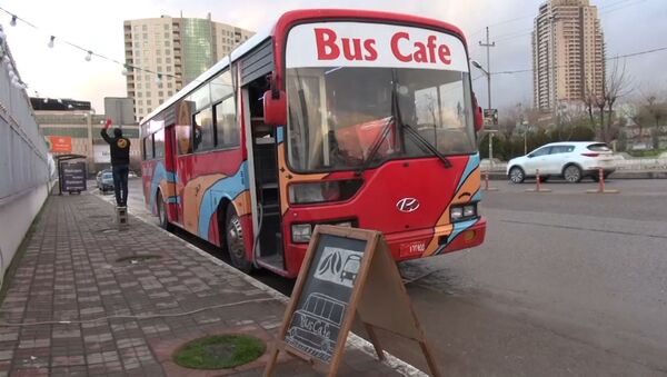 Два жителя Ирака открыли кафе в автобусе - видео необычного заведения - Sputnik Грузия
