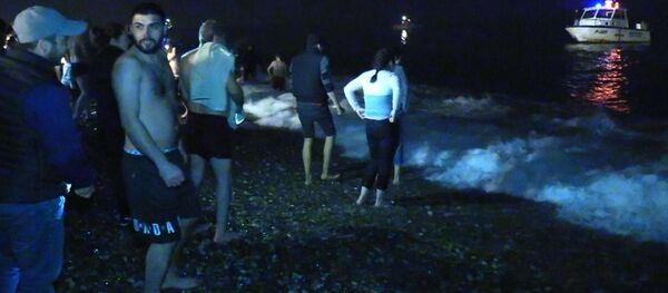 Крещенские купания в Черном море в Батуми - как люди входили в ледяную воду - Sputnik Грузия