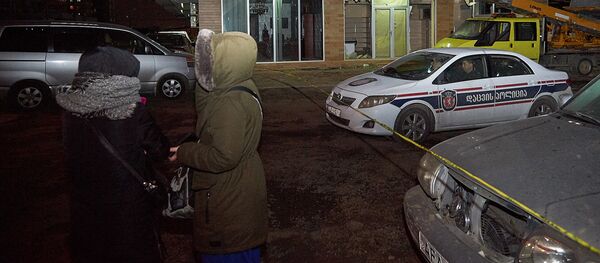 Взрыв газа в жилом доме в районе Диди Дигоми. Люди и полицейские у разрушенного взрывом здания Взрыв газа в жилом доме в районе Диди Дигоми. Люди и полицейские у разрушенного взрывом здания - Sputnik Грузия