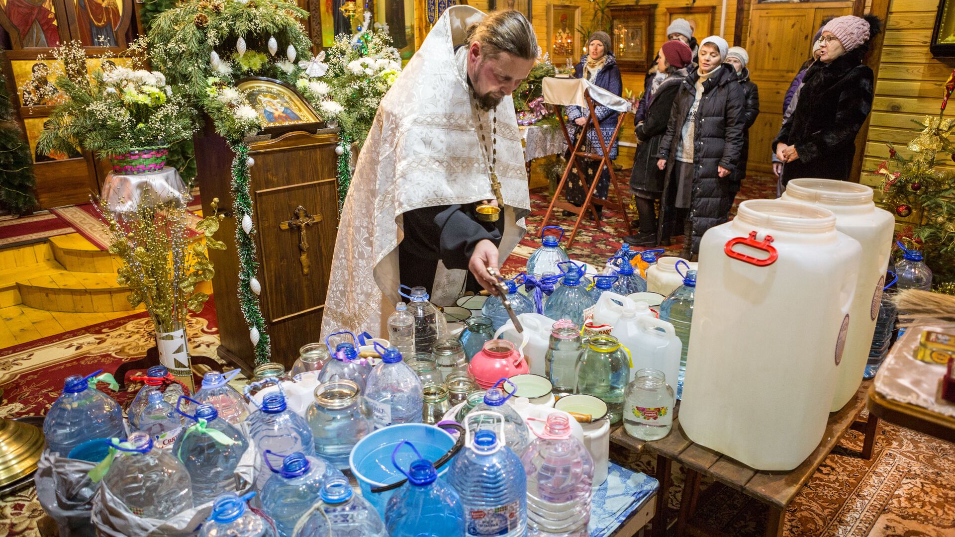 Молитва для освещения воды дома