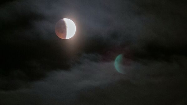 Луна во время затмения над Петрозаводском - Sputnik საქართველო