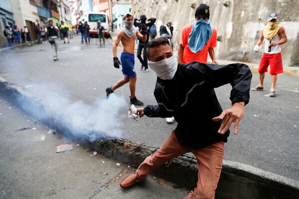 В Каракасе по сей день происходят стычки между протестующими и силами правопорядка - Sputnik Грузия