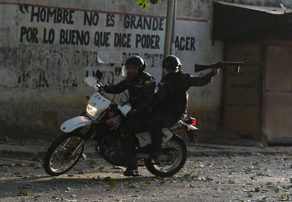 Против участников антиправительственных выступлений в Каракасе власть направила подразделения спецназначения - Sputnik Грузия