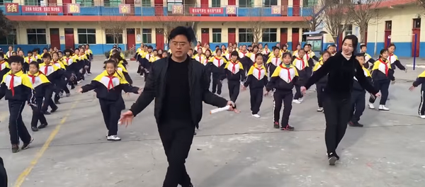 Лучший директор в мире танцует на переменах вместе с учениками – зажигательное видео Лучший директор в мире танцует на переменах вместе с учениками – зажигательное видео - Sputnik Грузия