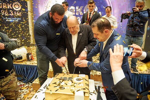 Церемония завершилась праздничным разрезанием торта - Sputnik Грузия